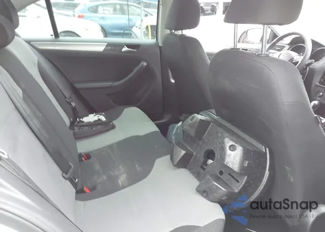 2018 Volkswagen Jetta 1.4T S z USA, uszkodzony, nr VIN 3VW2B7AJ3JM233644